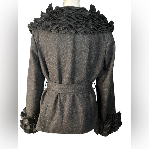 Feratelli wool blend unique detail on collar and cuffs. Size M previously loved - Picture 2 of 10